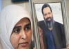 Amina Masood Janjua muestra la fotografía de su esposo 